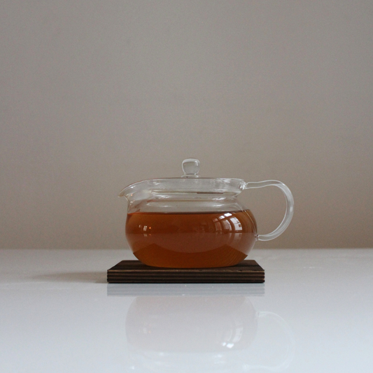 Urtete med kamilleblomst, havtorn og tranebær i tekande