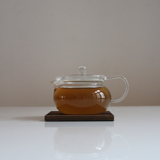 Urtete med brændenælde, lakridsrod og mælkebøtte i tekande