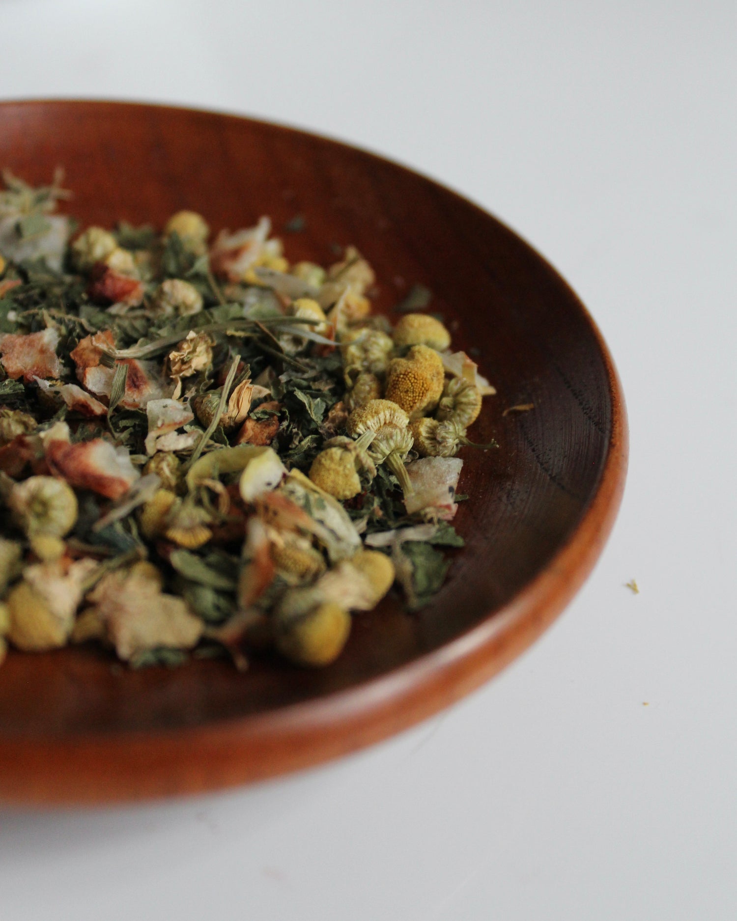 Urteteblanding med brændenælde og kamilleblomst tæt på