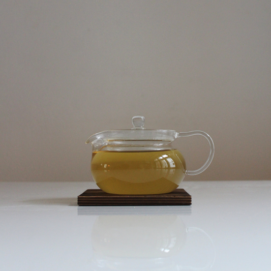 Urtete med brændenælde, kamilleblomst og æble i tekande