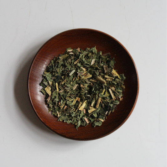 Urteteblanding med brændenælde, pebermynte og lakridsrod 