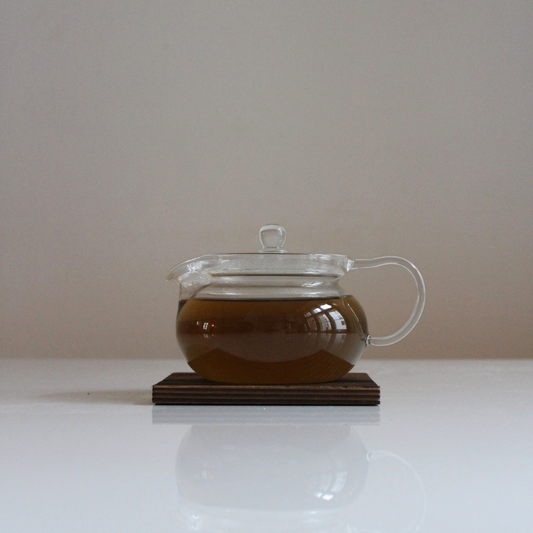 Urtete med brændenælde, pebermynte og lakridsrod i tekande